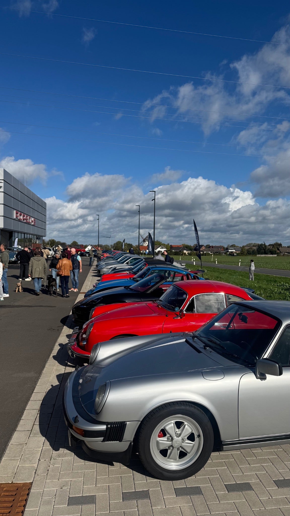 Porsche Fahrzeuge beim Fahrgefuel Season Closing im Porsche Zentrum Minden